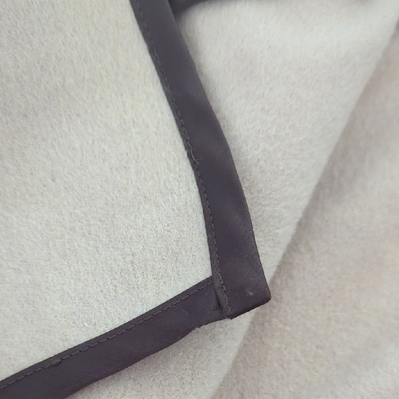 Source Unknown Beige Cape with Dark Edging - Picture 16 of 16